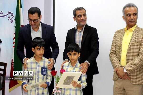 تجلیل از دانش‌آموزان برگزیده چهارمین دوره مسابقات علمی پژوهشی  شهرستان بوشهر