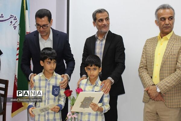 تجلیل از دانش‌آموزان برگزیده چهارمین دوره مسابقات علمی پژوهشی  شهرستان بوشهر