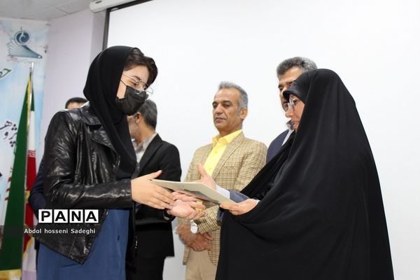 تجلیل از دانش‌آموزان برگزیده چهارمین دوره مسابقات علمی پژوهشی  شهرستان بوشهر