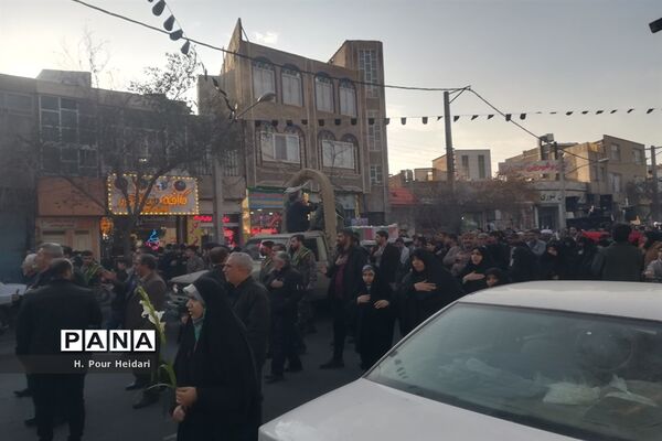خاکسپاری پیکر شهید گمنام در بوستان شهدای آذر قم