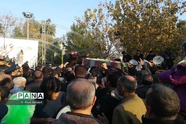 خاکسپاری پیکر شهید گمنام در بوستان شهدای آذر قم