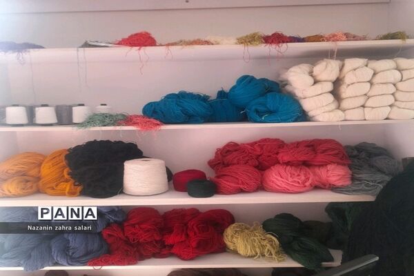 نمایش هنر هنرمندان قالی‌بافی در کارگاه قالی بافی شهرستان پیشوا