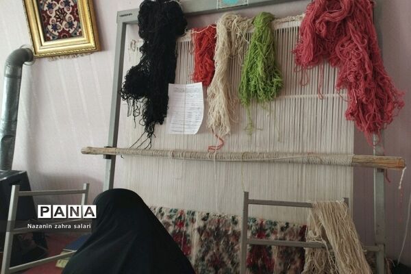 نمایش هنر هنرمندان قالی‌بافی در کارگاه قالی بافی شهرستان پیشوا