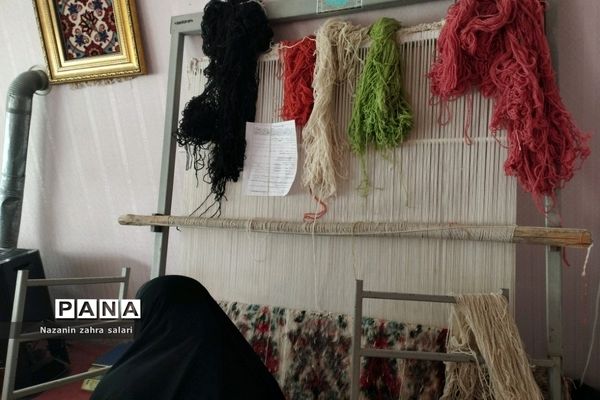 نمایش هنر هنرمندان قالی‌بافی در کارگاه قالی بافی شهرستان پیشوا
