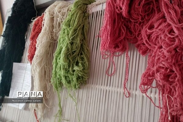 نمایش هنر هنرمندان قالی‌بافی در کارگاه قالی بافی شهرستان پیشوا