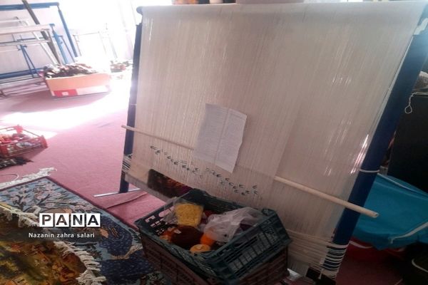 نمایش هنر هنرمندان قالی‌بافی در کارگاه قالی بافی شهرستان پیشوا