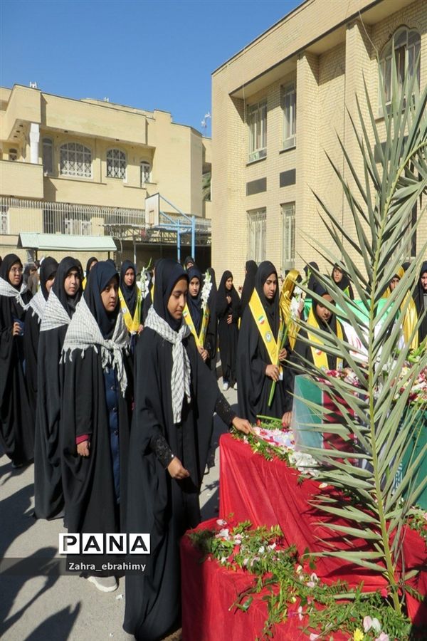 تشییع شهید گمنام هشت سال دفاع مقدس در مدرسه دخترانه هیئت امنایی امام رضا(ع) جهرم
