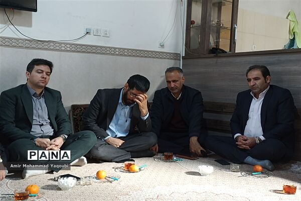 دیدار دانش‌آموزان و مسئولان آموزش و پرورش شهرستان ملارد با مادر شهید دانش‌آموز