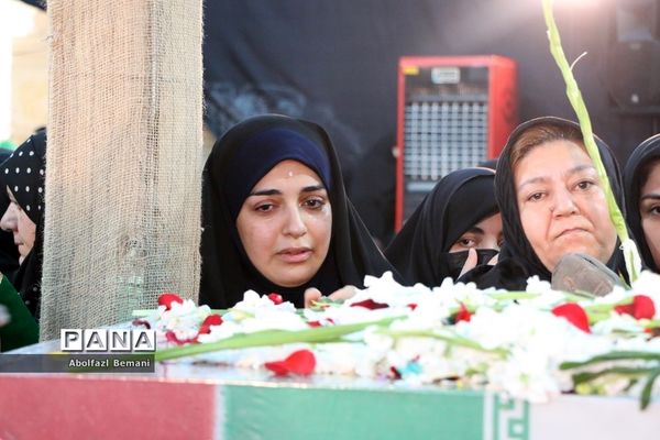 جلوه‌هایی از حضور نوجوانان و جوانان در مراسم وداع با لاله‌های فاطمی