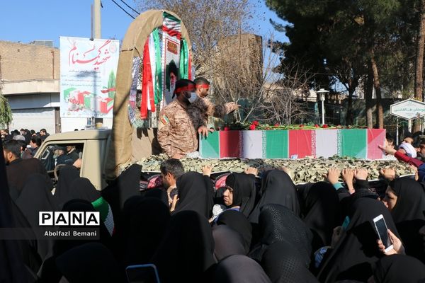 جلوه‌هایی از حضور نوجوانان و جوانان در مراسم وداع با لاله‌های فاطمی