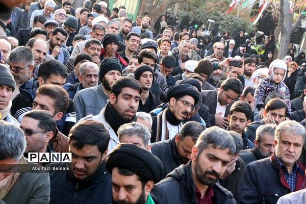 جلوه‌هایی از حضور نوجوانان و جوانان در مراسم وداع با لاله‌های فاطمی