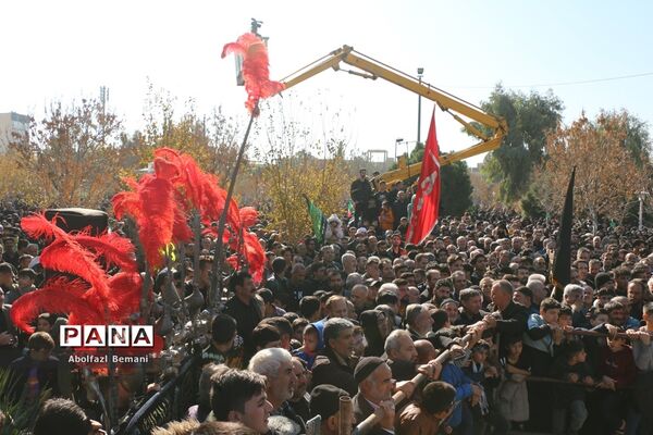 جلوه‌هایی از حضور نوجوانان و جوانان در مراسم وداع با لاله‌های فاطمی