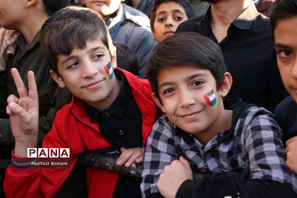 جلوه‌هایی از حضور نوجوانان و جوانان در مراسم وداع با لاله‌های فاطمی