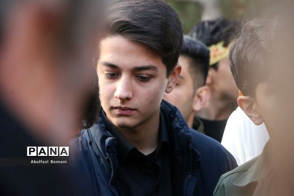 جلوه‌هایی از حضور نوجوانان و جوانان در مراسم وداع با لاله‌های فاطمی