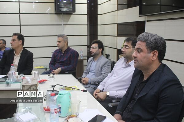جلسه هم اندیشی مدیرکل آموزش و پرورش استان بوشهر با روسای ادارات داخلی و کارشناس مسئولان اداره کل