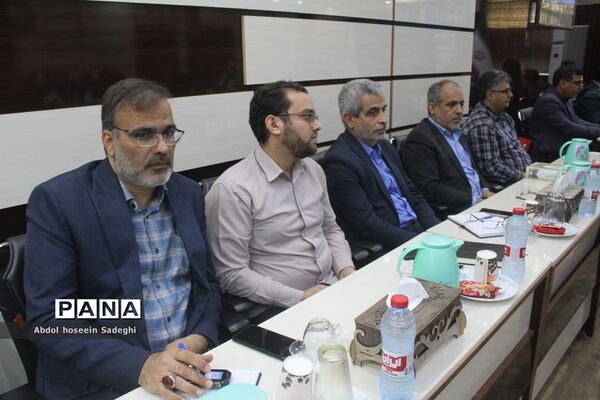 جلسه هم اندیشی مدیرکل آموزش و پرورش استان بوشهر با روسای ادارات داخلی و کارشناس مسئولان اداره کل