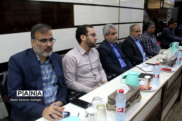 جلسه هم اندیشی مدیرکل آموزش و پرورش استان بوشهر با روسای ادارات داخلی و کارشناس مسئولان اداره کل