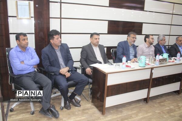 جلسه هم اندیشی مدیرکل آموزش و پرورش استان بوشهر با روسای ادارات داخلی و کارشناس مسئولان اداره کل