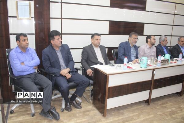 جلسه هم اندیشی مدیرکل آموزش و پرورش استان بوشهر با روسای ادارات داخلی و کارشناس مسئولان اداره کل
