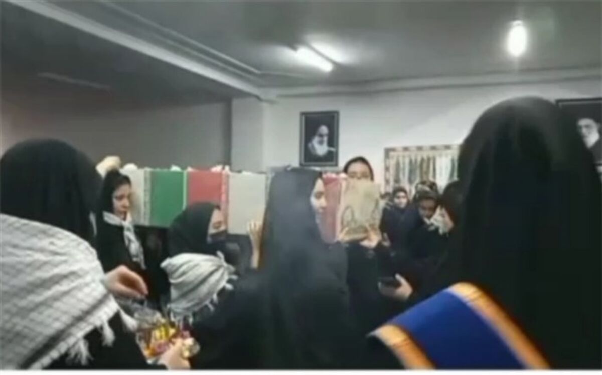 عرض ارادت دانش آموزان دبیرستان میعاد قم به لاله زهرایی/ فیلم
