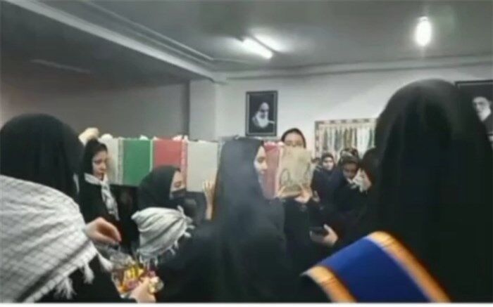 عرض ارادت دانش آموزان دبیرستان میعاد قم به لاله زهرایی/ فیلم