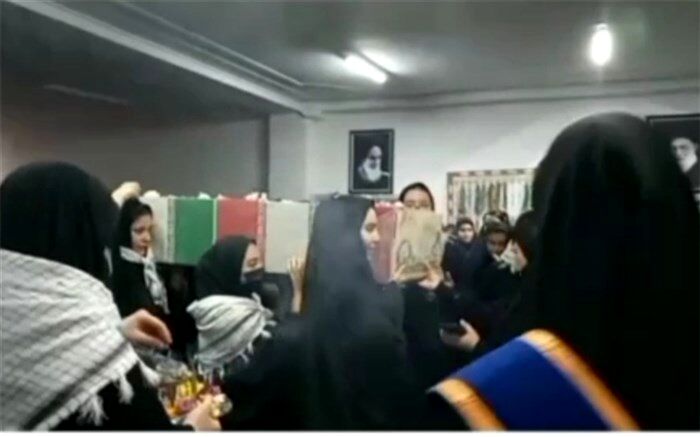 عرض ارادت دانش آموزان دبیرستان میعاد قم به لاله زهرایی/ فیلم