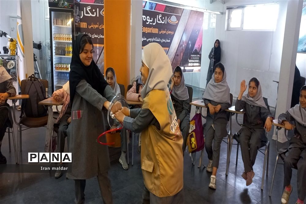 بازدید دانش‌آموزان دبستان لطیفه از انگاریوم دانشگاه فردوسی