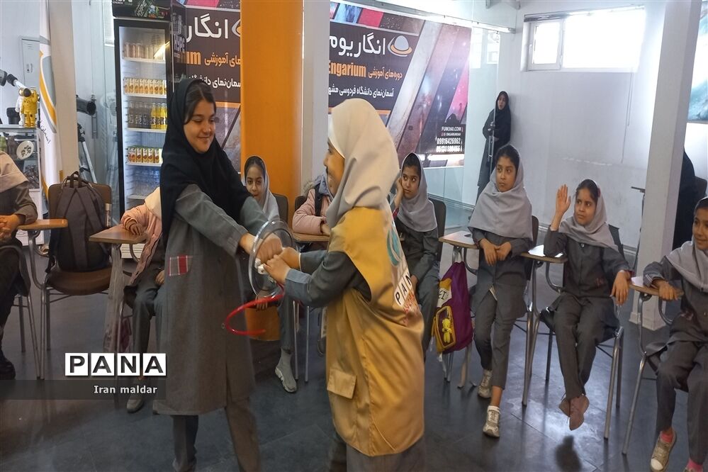 بازدید دانش‌آموزان دبستان لطیفه از انگاریوم دانشگاه فردوسی