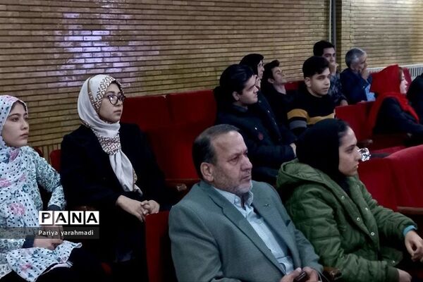 تقدیر از افتخار آفرینان کنکور سراسری و منتخب کشوری جشنواره نوجوان خوارزمی در ورامین