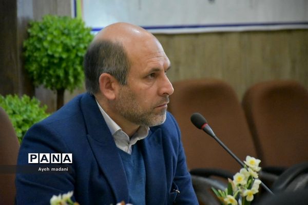 نشست صمیمانه دانش‌آموزان با مدیرآموزش و پرورش ناحیه پنج