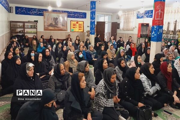 برگزاری جلسه انجمن‌ اولیا و مشاور خانواده در مدرسه شهدای‌ هسته‌ای ‌قرچک
