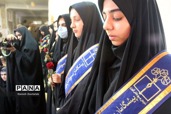 ادای احترام دانش‌آموزان دبیرستان شاهد نجمیه به شهید گمنام