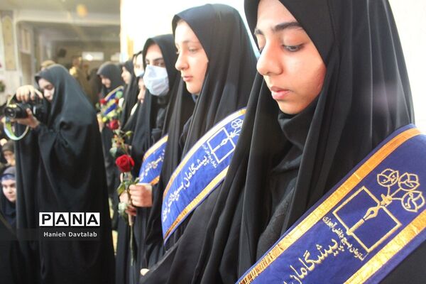 ادای احترام دانش‌آموزان دبیرستان شاهد نجمیه به شهید گمنام