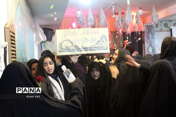 ادای احترام دانش‌آموزان دبیرستان شاهد نجمیه به شهید گمنام