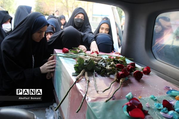 ادای احترام دانش‌آموزان دبیرستان شاهد نجمیه به شهید گمنام