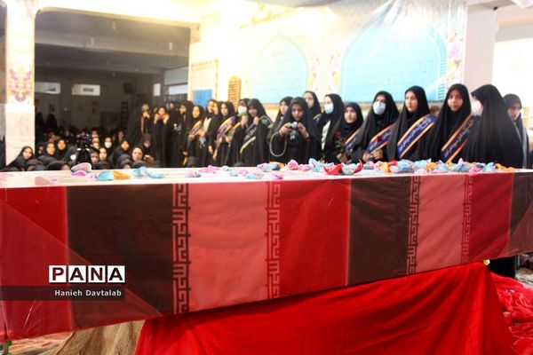 ادای احترام دانش‌آموزان دبیرستان شاهد نجمیه به شهید گمنام