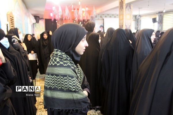 ادای احترام دانش‌آموزان دبیرستان شاهد نجمیه به شهید گمنام