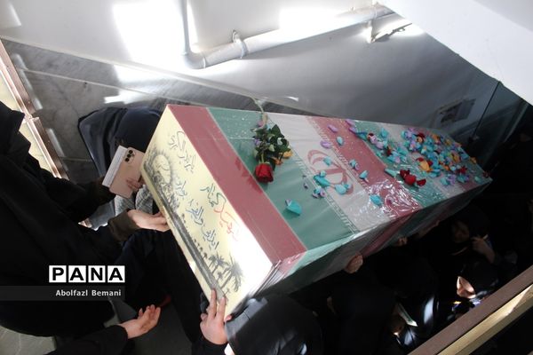 ادای احترام دانش‌آموزان دبیرستان شاهد نجمیه به شهید گمنام