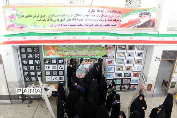 ادای احترام دانش‌آموزان دبیرستان شاهد نجمیه به شهید گمنام