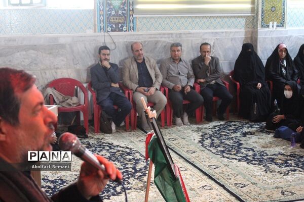 ادای احترام دانش‌آموزان دبیرستان شاهد نجمیه به شهید گمنام
