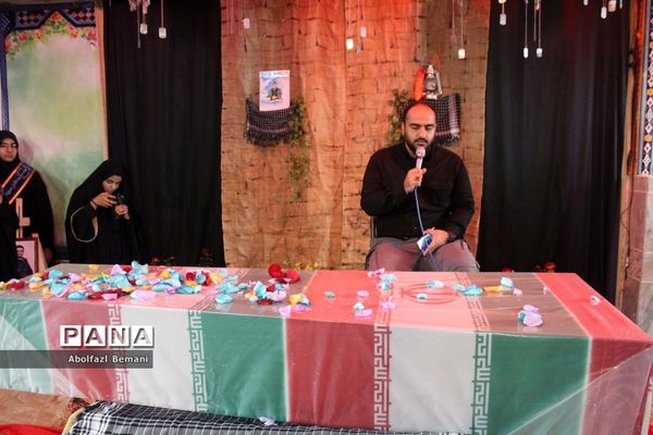 ادای احترام دانش‌آموزان دبیرستان شاهد نجمیه به شهید گمنام