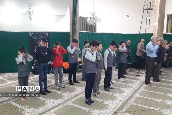 حضور پرشور دانش‌آموزان در نماز جماعت مدارس ناحیه 2 شهرری
