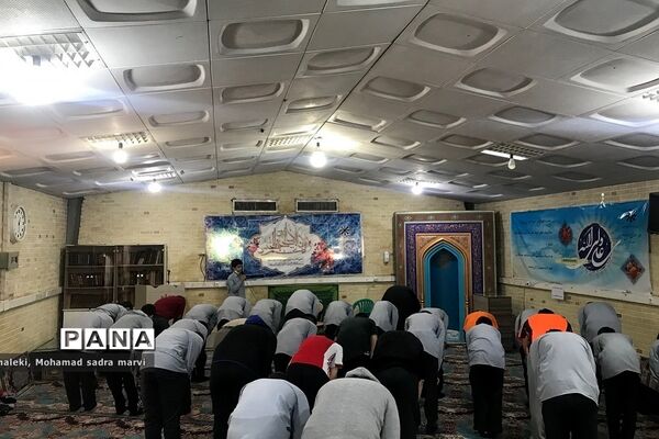 حضور پرشور دانش‌آموزان در نماز جماعت مدارس ناحیه 2 شهرری