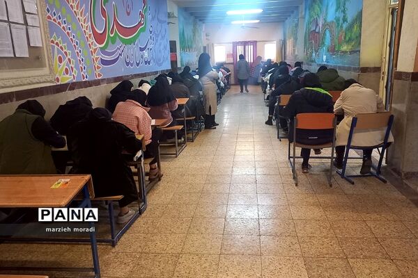 بازدید مدیر آموزش و پرورش بهارستان 2 از حوزه امتحانات