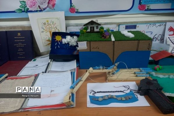 نمایشگاه دست‌سازه با وسایل دورریختنی در آموزشگاه ملوک زندی شهرستان پیشوا