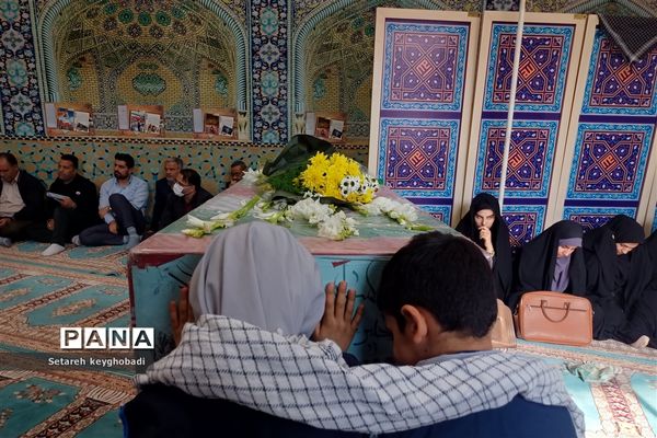 شمیم عطر حضور شهید گمنام در اداره آموزش و پرورش ناحیه ۵ اصفهان