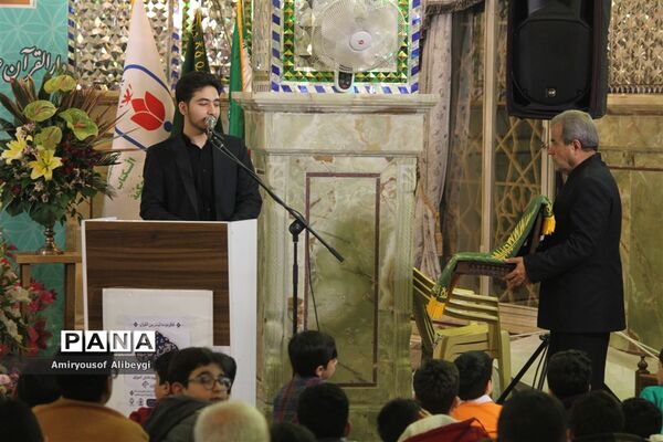 محفل انس با قرآن کریم دانش‌آموزی در کاشان