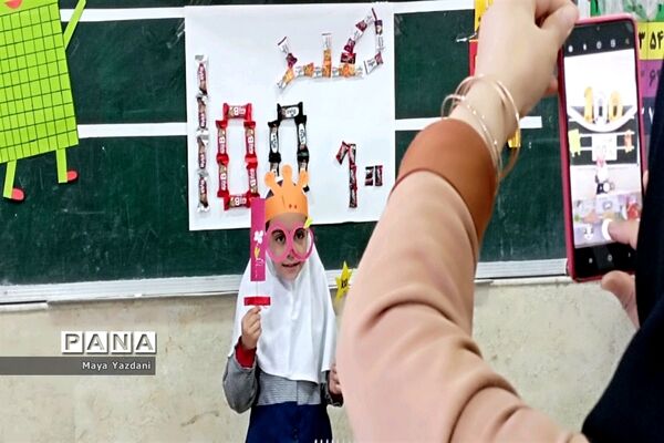 جشن تولد «صد» دانش‌آموزان پایه دوم ابتدایی آباده