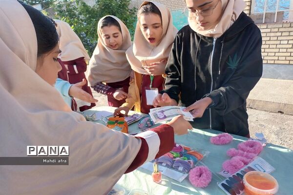 بازارچه همدلی در دبستان آزاده بهبهان