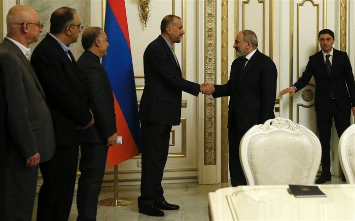 وزیر امور خارجه کشورمان با نیکول پاشینیان دیدار کرد